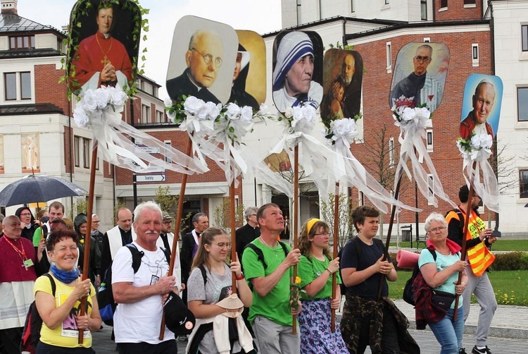 W drodze z sanktuarium św. Jana Pawła II do sanktuarium Bożego Miłosierdzia.