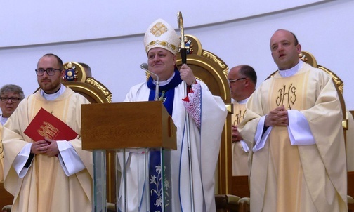 Bp Piotr Greger z nowym głównym przewodnikiem pielgrzymki ks. Marcinem Samkiem (L ) i jego poprzednikiem ks. Tomaszem Sroką (P).