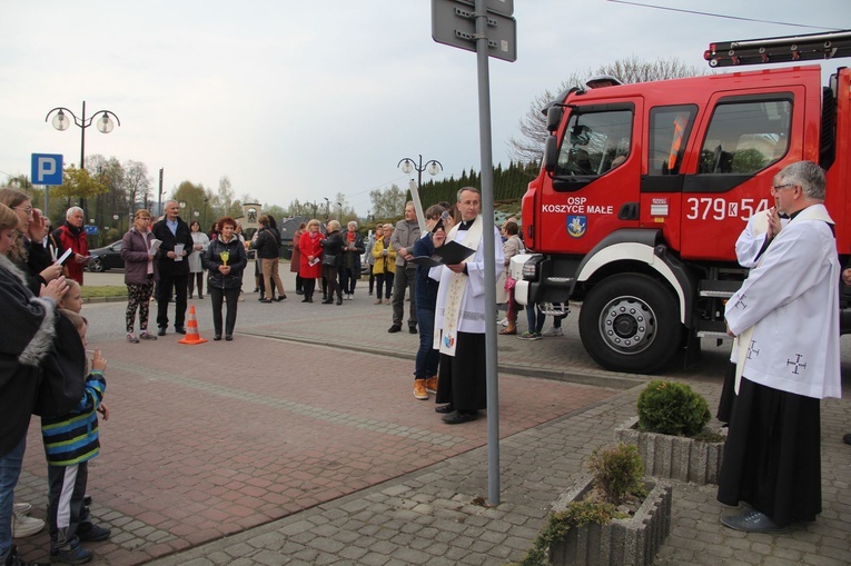 Koszyce Małe. Droga Światła i poświęcenie kapliczki