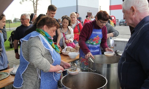 Gościna przygotowana przez parafian dla pielgrzymów w Witkowicach.