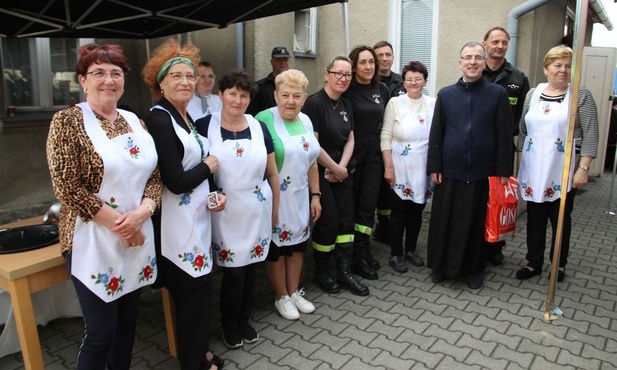 Tomickie gospodynie i druhowie OSP z proboszczem ks. Aleksandrem Kasprzykiem.