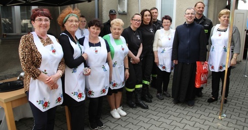 Tomickie gospodynie i druhowie OSP z proboszczem ks. Aleksandrem Kasprzykiem.