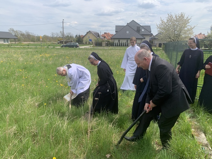 Żabno. Poświęcenie placu budowy nowego domu sióstr służebniczek