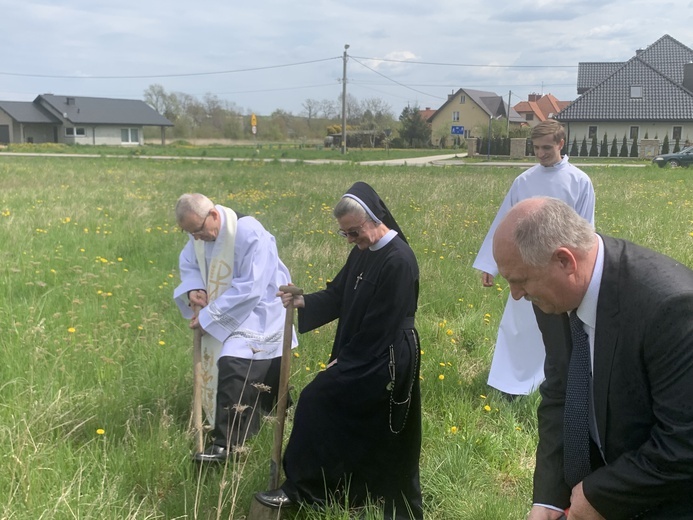 Żabno. Poświęcenie placu budowy nowego domu sióstr służebniczek
