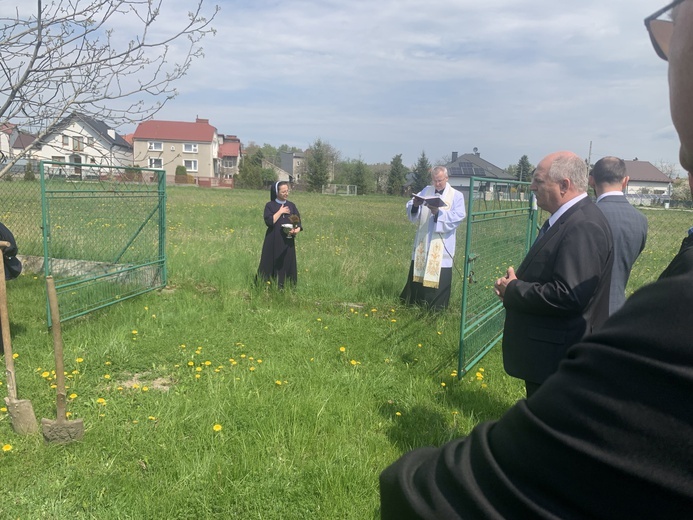 Żabno. Poświęcenie placu budowy nowego domu sióstr służebniczek