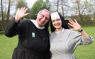 S. Patrycja - zmartwychwstanka i s. Faustyna - elżbietanka cieszyńska, w czasie tańców na boisku.