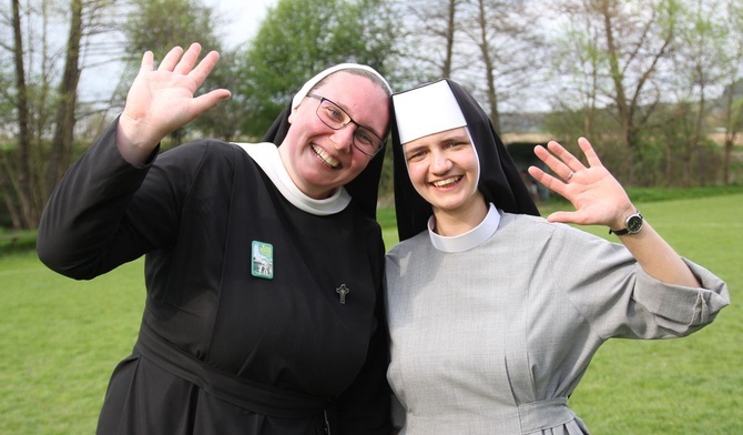 S. Patrycja - zmartwychwstanka i s. Faustyna - elżbietanka cieszyńska, w czasie tańców na boisku.