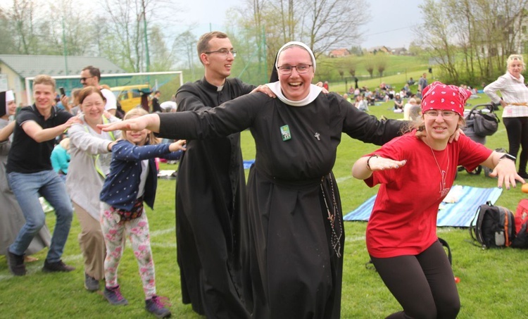 Siostra Patrycja podczas intergacyjnych pląsów pielgrzymich na boisku.