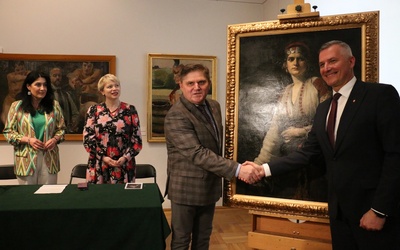 Obraz przekazał Rafał Rajkowski (z prawej). Od lewej: Ilona Pulnar-Ferdjani, Paulina Szymalak-Bugajska i Leszek Ruszczyk.