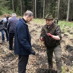 Biskup wziął udział w akcji sadzenia lasu