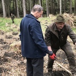 Biskup wziął udział w akcji sadzenia lasu