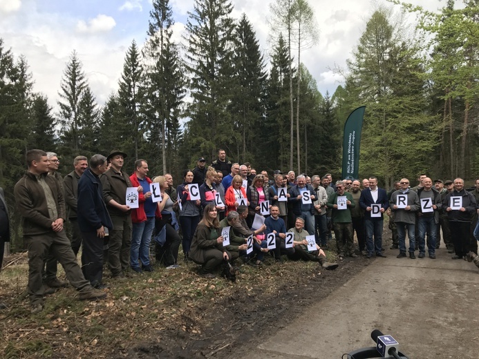 Biskup wziął udział w akcji sadzenia lasu