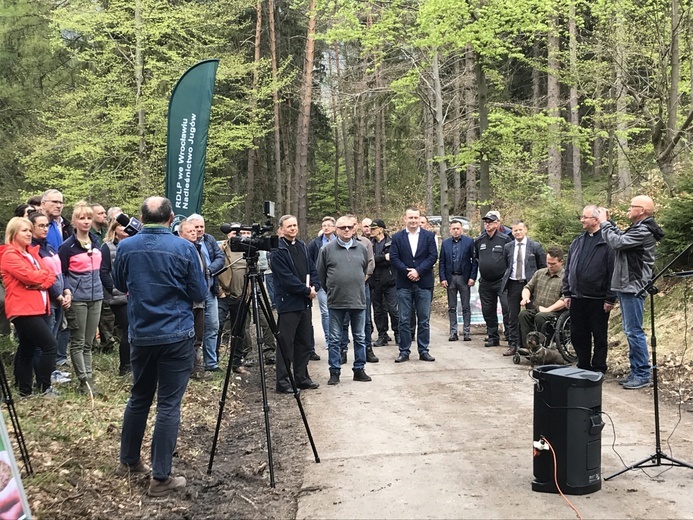 Biskup wziął udział w akcji sadzenia lasu