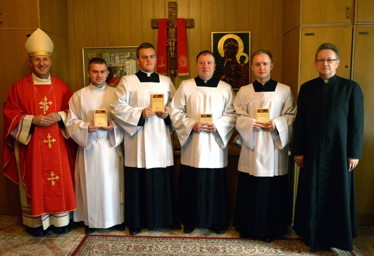 Nowo przyjęci alumni z bp. Markiem Solarczykiem i ks. Jackiem Kucharskim (z prawej).