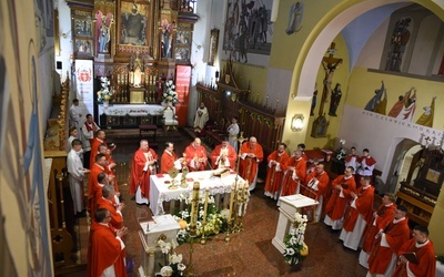 Wokół ołtarza w szczepanowskim sanktuarium św. Stanisława.