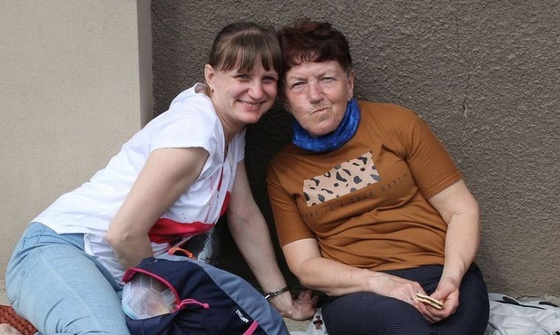Barbara Romanowska - z lewej - na postoju w Tomicach.