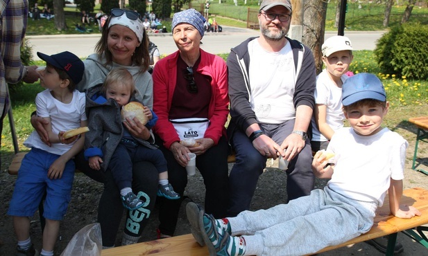 Ewa i Dominik Lejawkowie z synami: Jankiem, Piotrem i Pawłem oraz Maksiem, a także z babcią Olą.