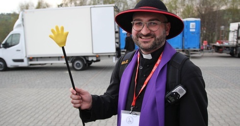 Ks. Grzegorz Piekiełko i "Pan Rączka" - przewodnik grupy św. Matki Teresy.