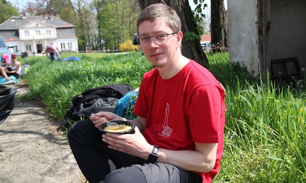 Ks. Piotr Niemczyk - przewodnik grupy św. Józefa Bilczewskiego na postoju w Polance Hallera.