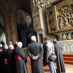 Kanonicy zwiedzali katedrę po renowacji
