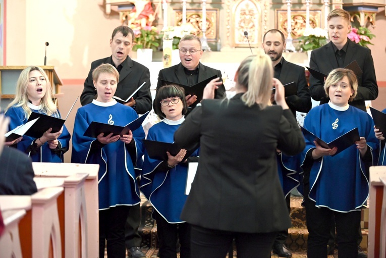 Występ chóru "Misericordia" - zwycięzcy tegorocznego przeglądu.