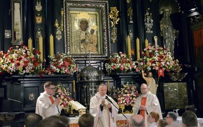 Celebra pod przewodnictwem bp. Marka Solarczyka w jasnogórskiej kaplicy. Po prawej stronie Cudownego Wizerunku Matki Bożej figura św. Kazimierza, patrona naszej diecezji.