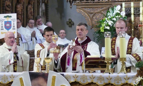 Biskupi Roman Pindel i Piotr Greger przy ołatrzu z diakonami Bartłomiejem Plutą i Mateuszem Kuryło.