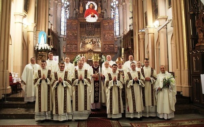 Diakoni z biskupami, przełożonymi i proboszczami swoich parafii w wilamowickim sanktuarium św. Józefa Bilczewskiego.
