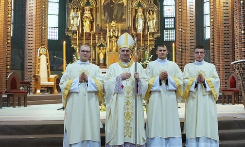 Bp Andrzej Iwanecki wyświęcił nowych diakonów