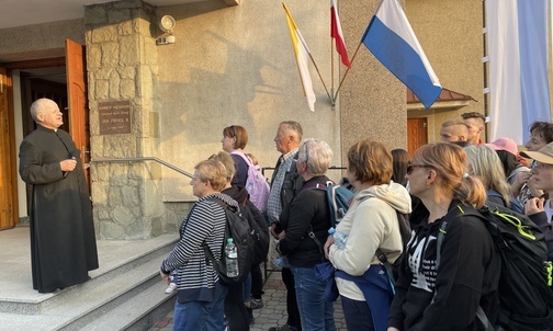 ks. Józef Sowiński z młodzieżą oczekiwał już przed świątynią.