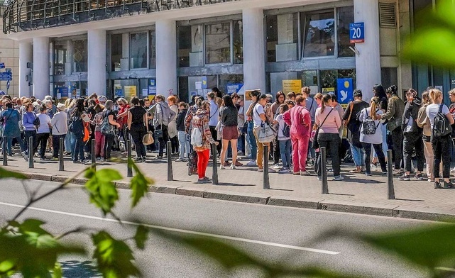 Coraz dłuższe kolejki uchodźców przed Centrum Pomocy Mokotów