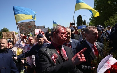 Demonstranci oblali czerwoną substancją ambasadora Rosji