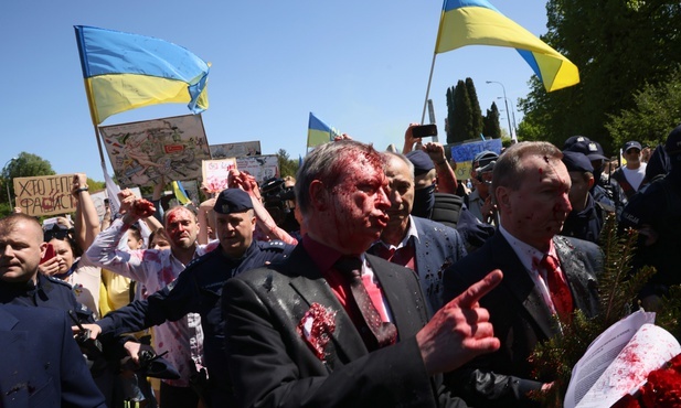 Demonstranci oblali czerwoną substancją ambasadora Rosji