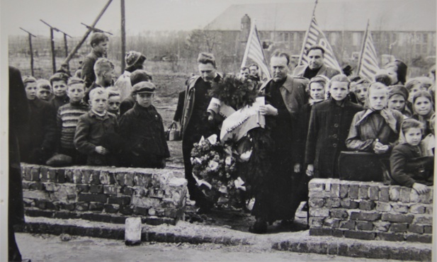 Rok 1951. "Manifestacja pokojowa na gruzach krematorium Stutthofu" z udziałem księży represjonowanych przez Niemców podczas II wojny światowej.