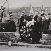 Rok 1951. "Manifestacja pokojowa na gruzach krematorium Stutthofu" z udziałem księży represjonowanych przez Niemców podczas II wojny światowej.