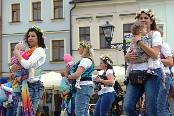 Chustotańce mam i niemowlaków na ulicach Bielska-Białej - 2022