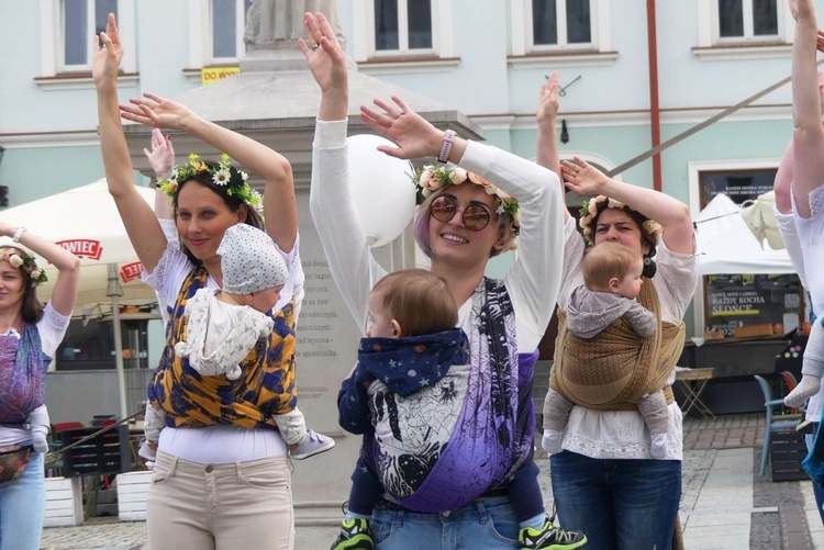 Chustotańce mam i niemowlaków na ulicach Bielska-Białej - 2022