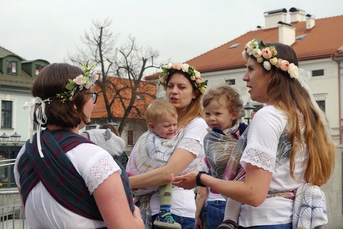 Chustotańce mam i niemowlaków na ulicach Bielska-Białej - 2022