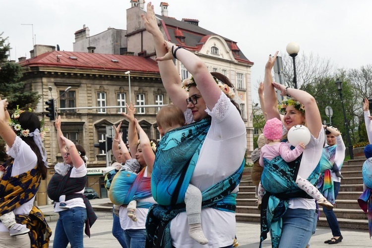 Chustotańce mam i niemowlaków na ulicach Bielska-Białej - 2022