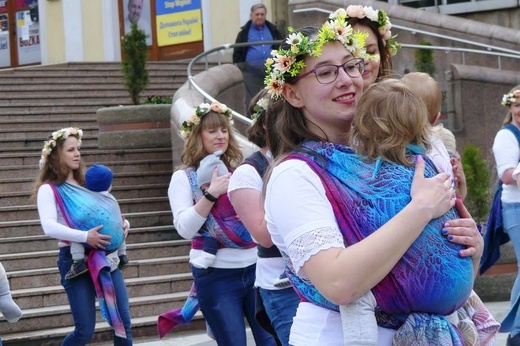 Chustotańce mam i niemowlaków na ulicach Bielska-Białej - 2022