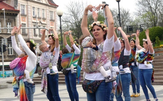 Chustotańce mam i niemowlaków na ulicach Bielska-Białej - 2022