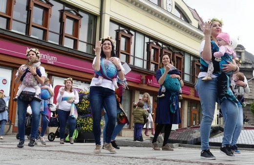 Chustotańce mam i niemowlaków na ulicach Bielska-Białej - 2022