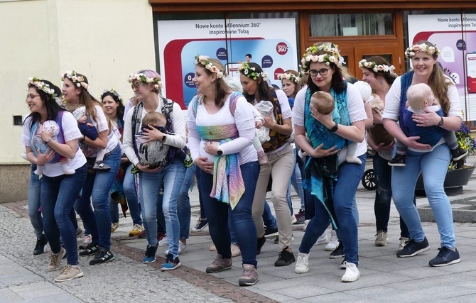 Chustotańce mam i niemowlaków na ulicach Bielska-Białej - 2022