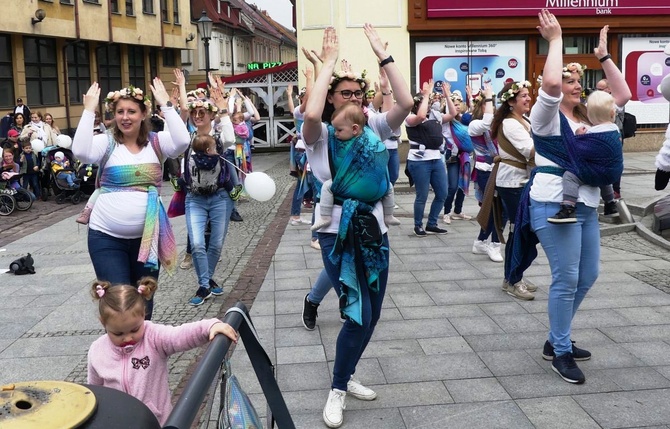 Chustotańce mam i niemowlaków na ulicach Bielska-Białej - 2022