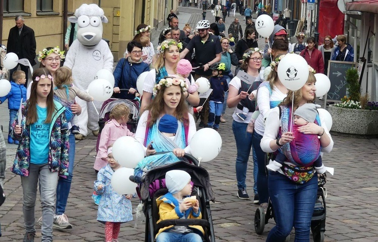 Chustotańce mam i niemowlaków na ulicach Bielska-Białej - 2022