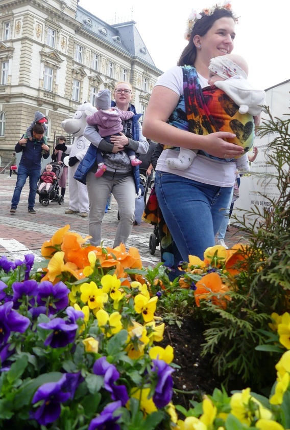 Chustotańce mam i niemowlaków na ulicach Bielska-Białej - 2022