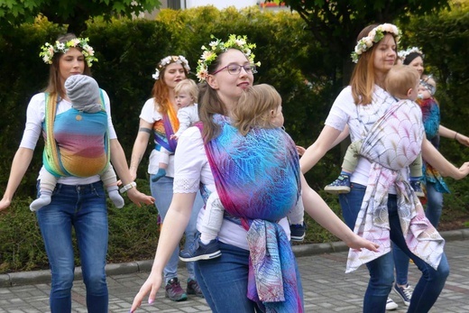 Chustotańce mam i niemowlaków na ulicach Bielska-Białej - 2022