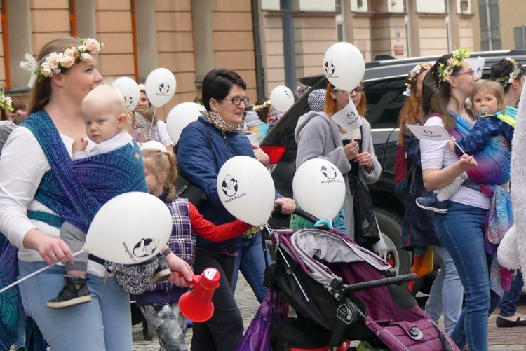 Chustotańce mam i niemowlaków na ulicach Bielska-Białej - 2022