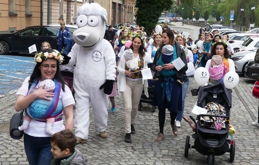 Chustotańce mam i niemowlaków na ulicach Bielska-Białej - 2022