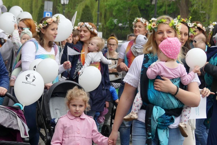 Chustotańce mam i niemowlaków na ulicach Bielska-Białej - 2022